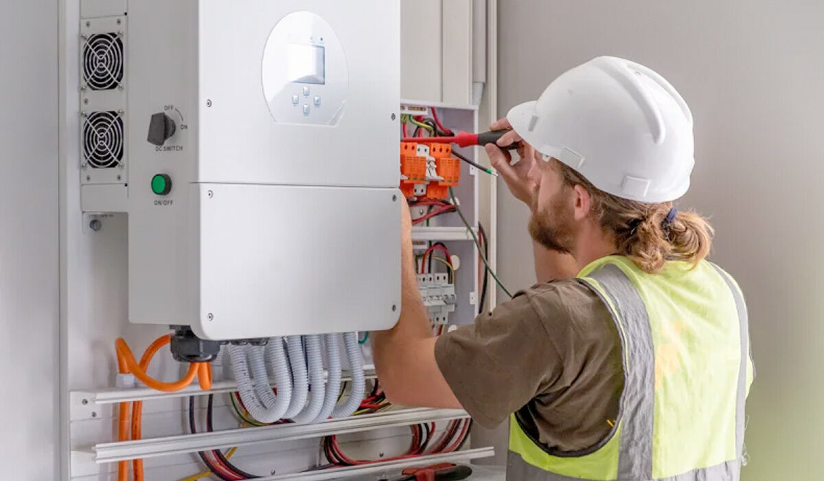 Batterilagring och solenergiteknik för elektriker bild