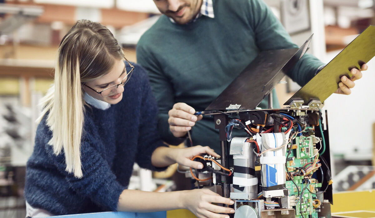 Kvalificerad montör och testtekniker inom elektronikproduktion bild