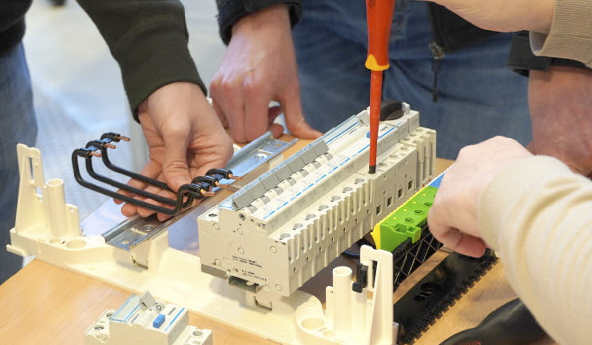 Kvalificerad montör och testtekniker inom elektronikproduktion bild